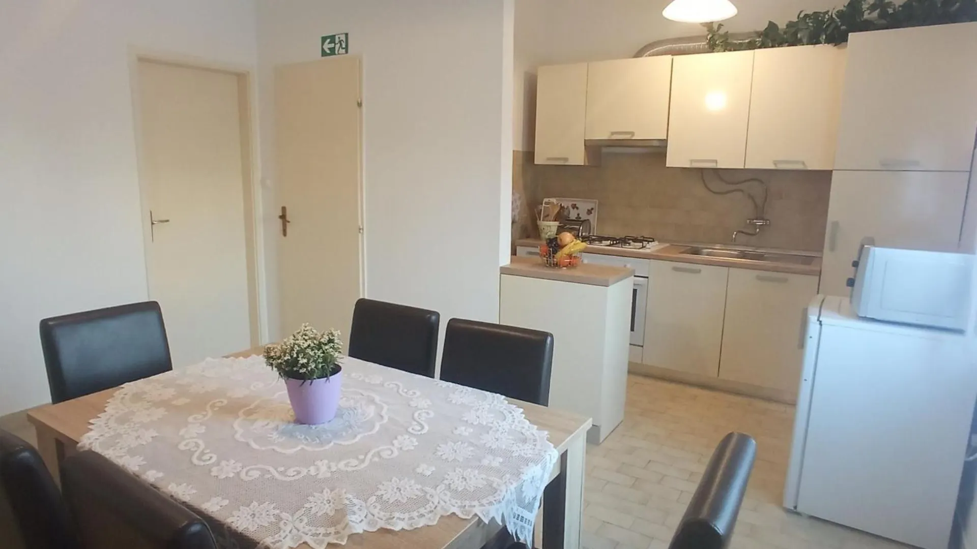 Spacious Kastela Apartment With Balcony And Mountain Views Near The Sea