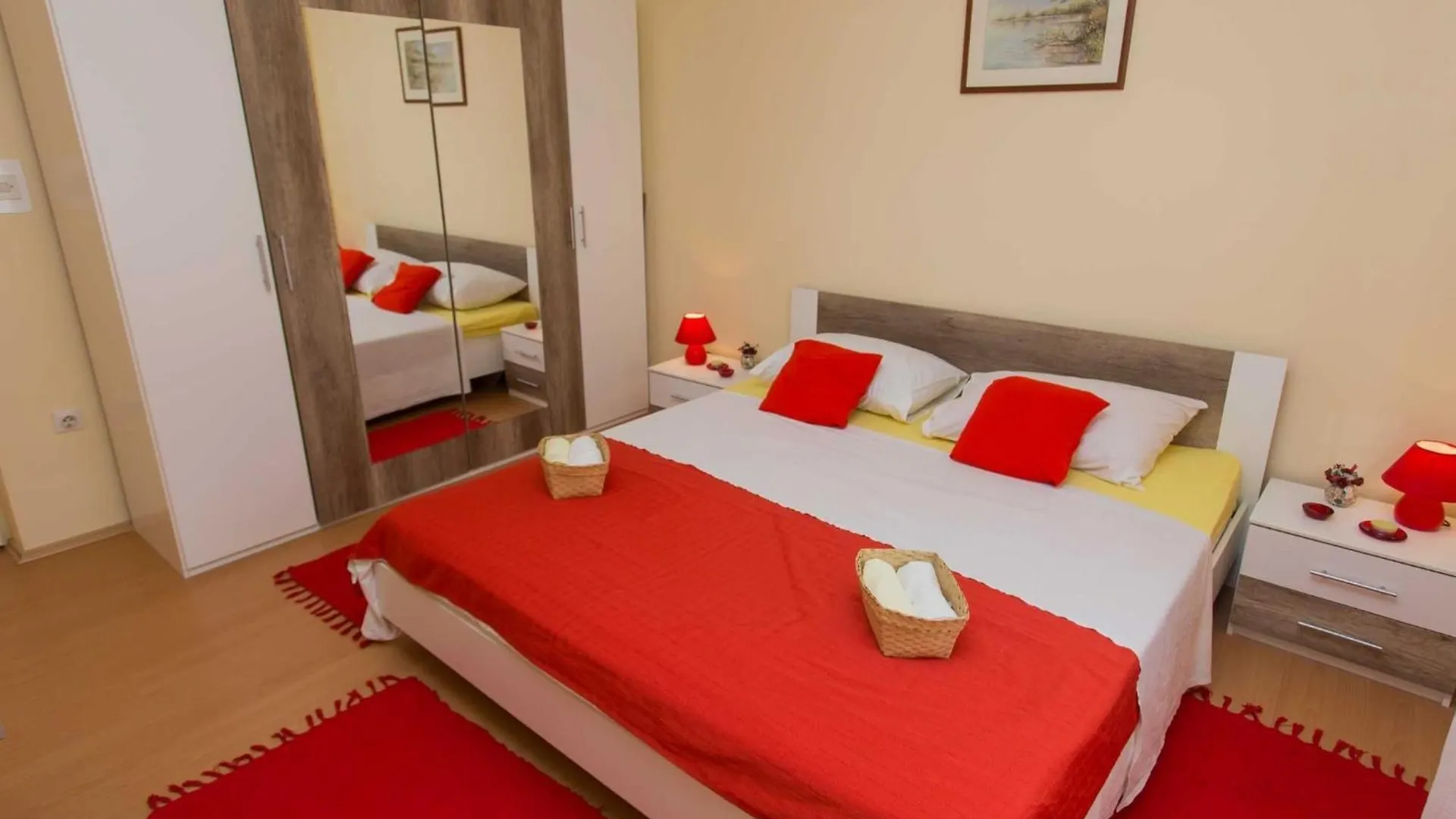 Spacious Kastela Apartment With Balcony And Mountain Views Near The Sea